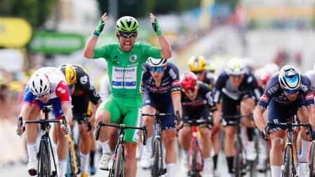 Mark Cavendish celebra el triunfo en la meta de Chateauroux