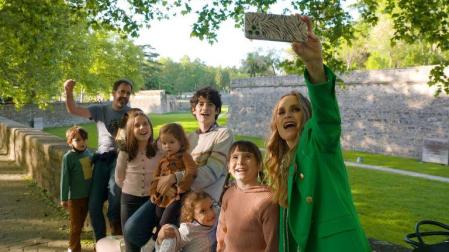 Imagen de Verdeliss con su familia en los jardines de la Taconera.
