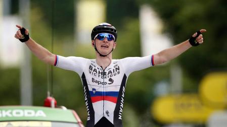 Matej Mohoric, del Bahrainn Victorious, celebra su victoria en la septima etapa del Tour con lagrimas en los ojos