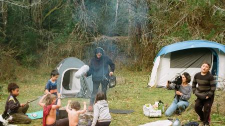 Marina Lameiro con el sonido y Maddi Barber con la cámara durante el rodaje de la acampada infantil en el paraje bautizado en Lakabe como 'El paraíso'