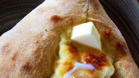 El jachapuri, un pan horneado con queso, es uno de los platos típicos de la cocina georgiana