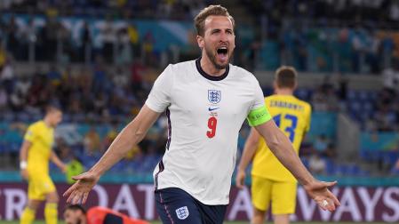 Harry Kane celebra su primer gol ante Ucrania