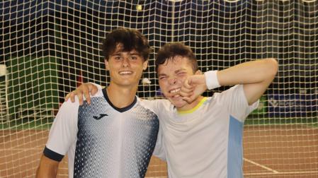 Antonio Prat, izda., e Iñaki Montes expresan su alegría tras vencer en la final de Bakio