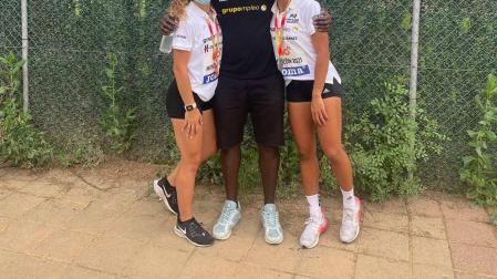 Las navarras Iratxe Sarasola y Martina Wiafe, rodeando a su entrenador, François Beoringyan