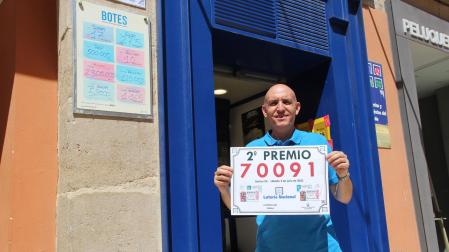 Alberto Gracia, con el cartel del premio en su administración.
