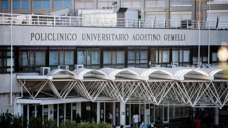 Fachada del hospital Policlínico Gemelli de Roma, donde está ingresado el Papa Francisco