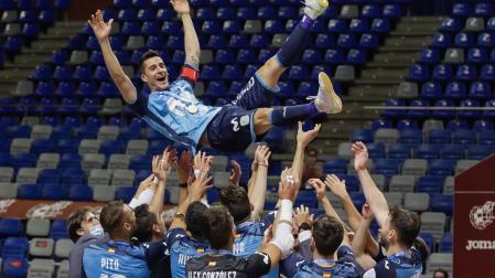 Carlos Ortiz, manteado en su despedida como jugador del Movistar Inter