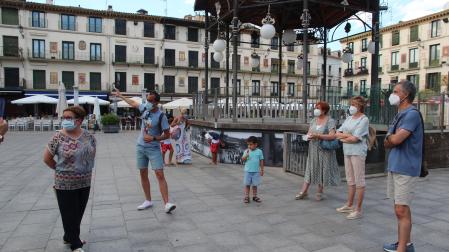 El guía Esteban España, segundo por la izda., explica detalles del quiosco en una de las visitas guiadas gratuitas programadas para esta semana
