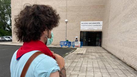 Ibai Ekiza Ochoa recibía este martes la primera dosis de la vacuna a las 12 del mediodía