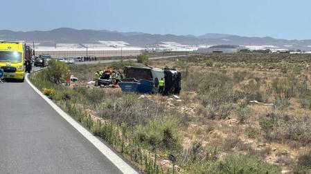 Imagen del accidente; a la izq. el coche de la familia navarra, a la derecha el pequeño camión volcado