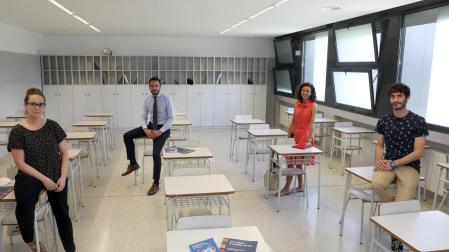 Natalia Galbán, Ramón Salvador, Rocío Ferrezuelo e Íñigo Ayerra, en un aula del colegio El Redín.
