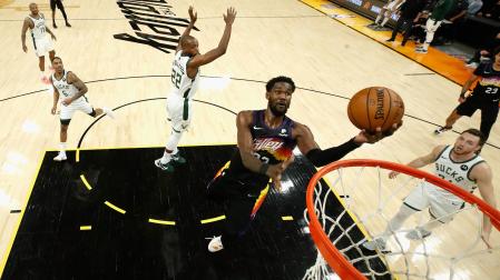 Deandre Ayton entra a canasta
