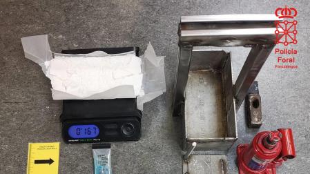 Prensa hidráulica y parte de la droga incautada