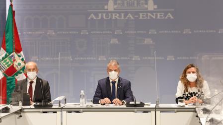 El lehendakari, Iñigo Urkullu (c), junto con la consejera de Salud, Gotzone Sagardui (d) y el vice lehendakari y consejero de Seguridad, Josu Erkoreka(i)