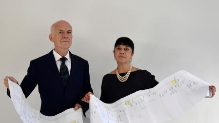 Los autores del estudio sobre los descendientes vivos de Leonardo Da Vinci, Alessandro Vezzosi (i) y Agnese Sabato (d), sostienen el árbol genealógico por línea directa masculina de Da Vinci