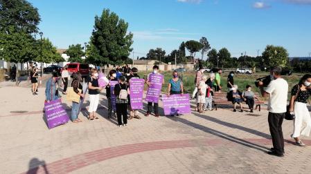 Vecinos de Murchante se concentraron este miércoles, 7 de julio, para mostrar su repulsa por el asesinato de una mujer en la localidad.