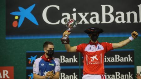 Altuna, con la txapela y trofeo de campeón