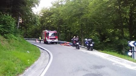 Efectivos de Bomberos de Navarra en el lugar del accidente junto a dos motocicletas