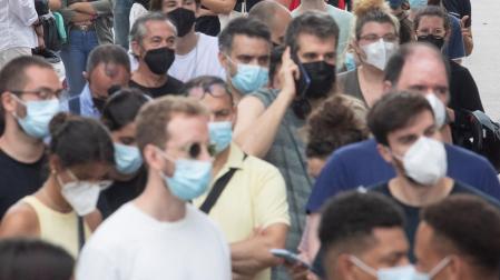 Numerosas personas esperan para vacunarse en Barcelona