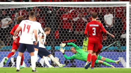 Harry Kane remata a gol el rechace del penalti que paró en un primer momento Kasper Schmeichel
