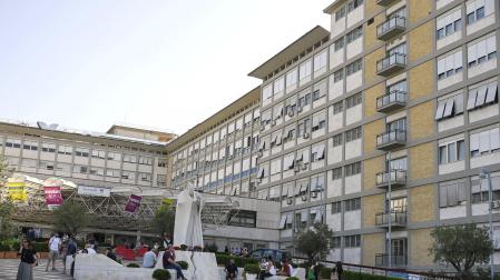 Exterior del hospital Policlínico Gemelli de Roma, donde permanece hospitalizado el papa Francisco