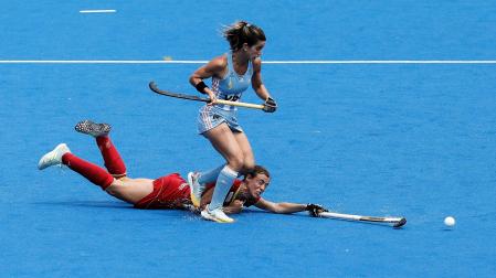 La jugadora de la selección española de hockey hierba, A. Torres-Quevedo (i), disputa la bola con la jugadora de la selección argentina, Alonso