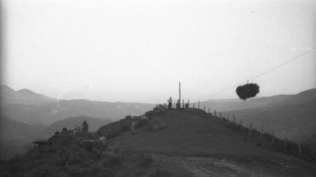 Enganchado a un cable, un fardo desciende de las Malloas hacia uno de los pueblos de Araitz