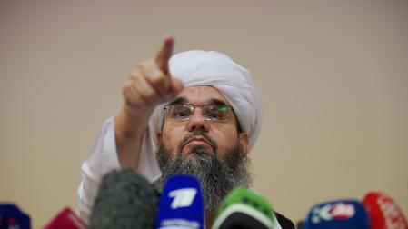 Shahabuddin Delawar, jefe de una delegación de los talibanes, durante una rueda de prensa en Moscú