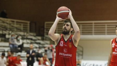 Adrián García continuará una temporada más en el conjunto navarro