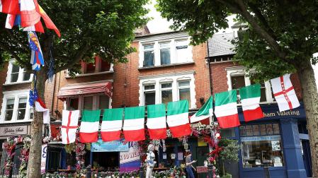 Un restaurante italiano de Londres con banderas de Italia e Inglaterra antes de la final