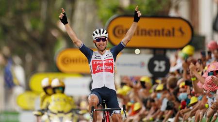 El neerlandés Bauke Mollema celebra su victoria en la 14 fase del Tour