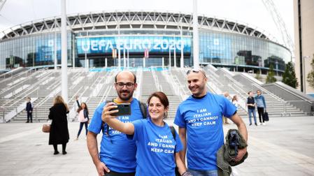 Aficiondos italianos se fotografían delante del estado de Wembley en la víspera de la final entre Inglaterra e Italia
