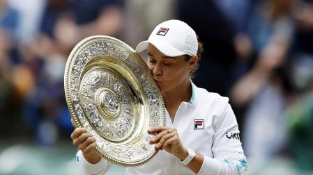 La australiana Ashleigh Barty besa la bandeja que le acredita como ganadora de Wimbledon 2021