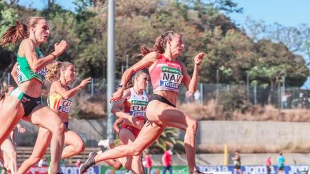 Nerea Bermejo durante la carrera en la que batió el récord de los 200 metros lisos en Hospitalet