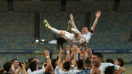 Los jugadores de la selección Argentina celebran la victoria y alzan a Leo Messi.