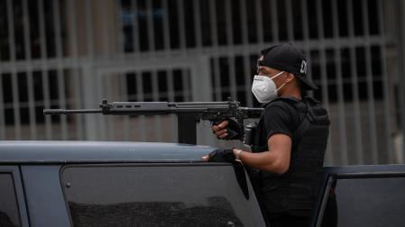 Un policía de las Fuerzas de Acciones Especiales (FAES) de la Policía Nacional Bolivariana viaja en una patrulla para entrar al barrio Cota 905 este viernes, en Caracas