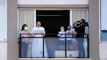 El papa Francisco reaparece tras su operación.