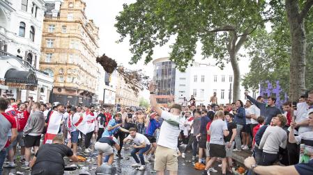 Hooligans hacen el vándalo en las plazas Leicester y Trafalgar antes de la final de la Eurocopa 2020
