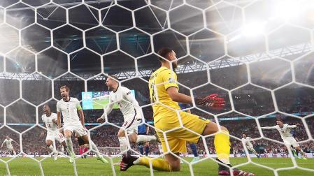 Luke Shaw (centro) celebra el 0-1 ante la desesperación de Donnaruma en la final de la Eurocopa 2021