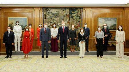 El rey Felipe VI y el presidente del Ejecutivo, Pedro Sánchez (6i), posan para la foto de familia tras el acto de toma de posesión de los nuevos miembros del equipo de Gobierno.