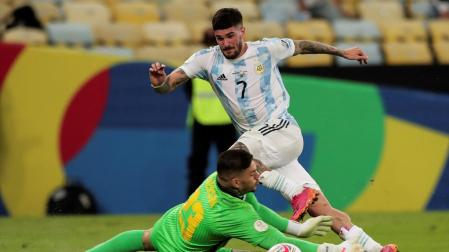 El argentino Rodrigo de Paul trata de superar al meta brasileño Ederson durante la final de la Copa América 2021