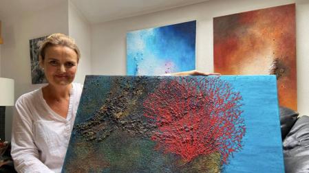 Imelda Aranzabe junto con su obra, ‘Red Sea’