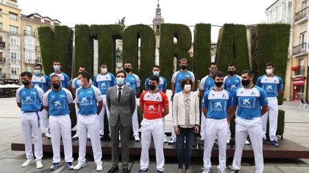La foto de familia con los participantes del Masters, ayer por la mañana en la Plaza de la Virgen Blanca de Vitoria