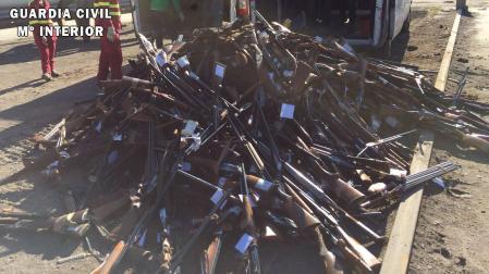 Una remesa de armas preparada para su fundición para chatarra, en una imagen de archivo facilitada por la Guardia Civil