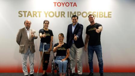 De izda. a dcha., Miguel Sagarra, Carolina Marín, Eva Moral, Alejandro Blanco y Niko Shera durante el acto de Toyota
