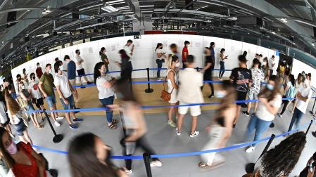 Varias personas, varios jóvenes incluidos, en las colas de Zendal para recibir la vacuna