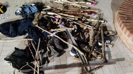 Decenas de objetos como garfios, palos, barras de hierro o metal y zapatillas con tornillos que portaban los inmigrantes que el pasado lunes lograron acceder a Melilla