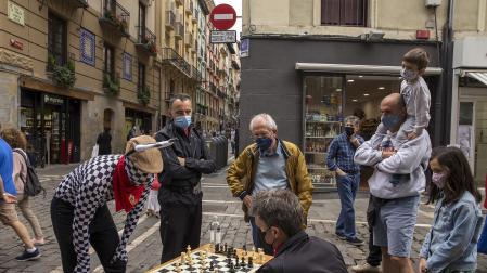 Pamplona acogió el ‘Encierro del ajedrez’ con 6 jugadores compitiendo contra 80 personas