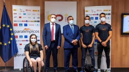Autoridades y representantes paralímpicos durante la presentación de la delegación española para Tokio
