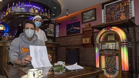 Jon Gorria y su madre María Jesús Plaza en el interior del local durante un reportaje pasado